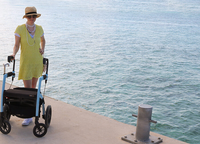 Frau mit Multipler Sklerose genießt einen Ausflug mit einem Rollz Motion 2 in 1 Rollator