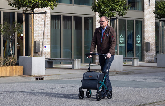 Man walking with the new Rollz Flex 2 rollator in the city