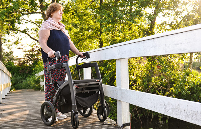 Woman walking with a Parkison rollator as Parkinson study shows benefits in using a walker with cues